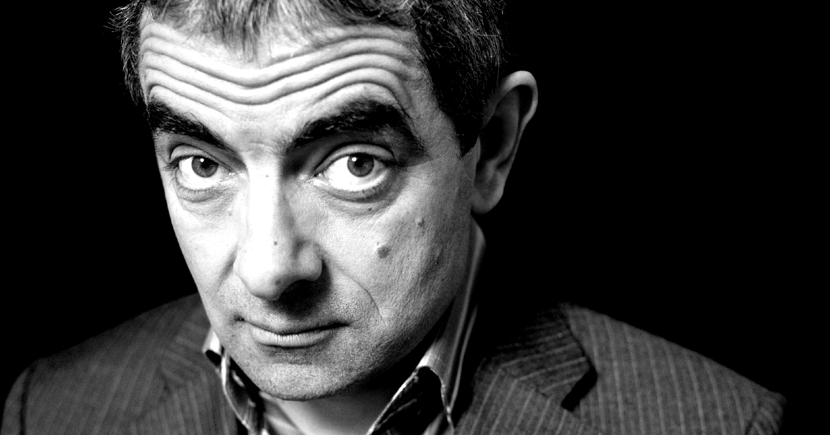 un ritratto di rowan atkinson dall'espressione seria - nerdface