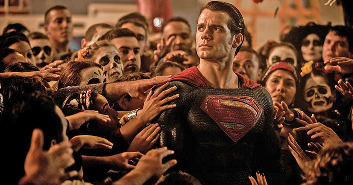 superman è circondato da una folla adorante in dawn of justice - nerdface