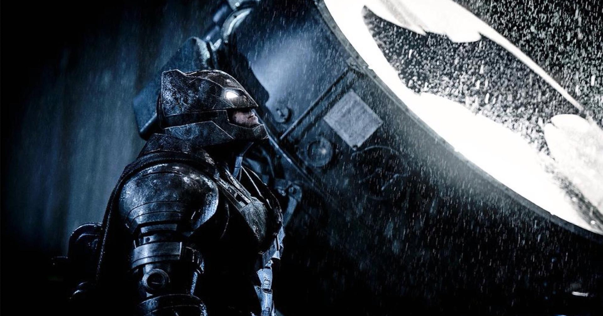 batman in armatura contro superman è abbanto al faro che lancia il bat-segnale in dawn of justice - nerdface