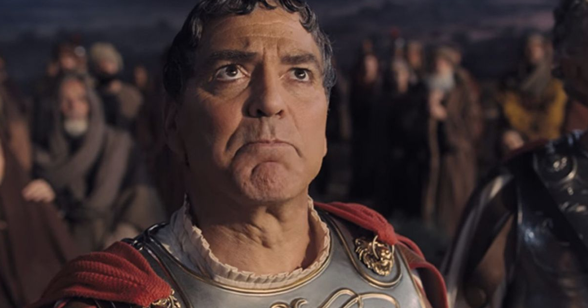 george clooney vestito da cesare guarda in alto con aria turbata e contrita - nerdface