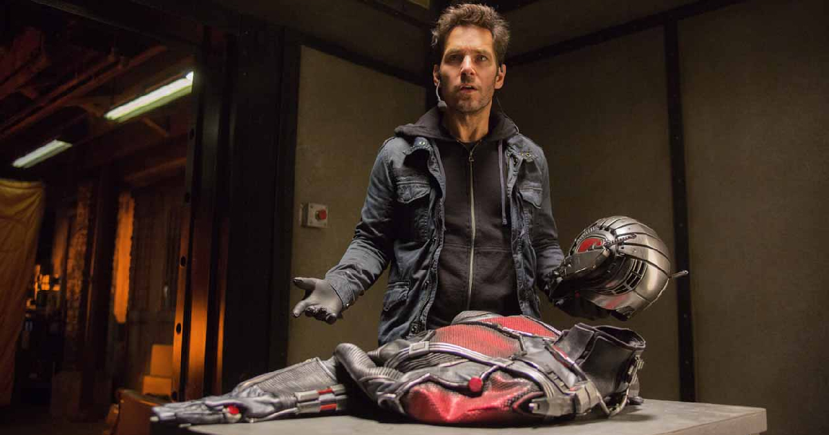 paul rudd è sorpreso davanti l'armatura di ant-man - nerdface