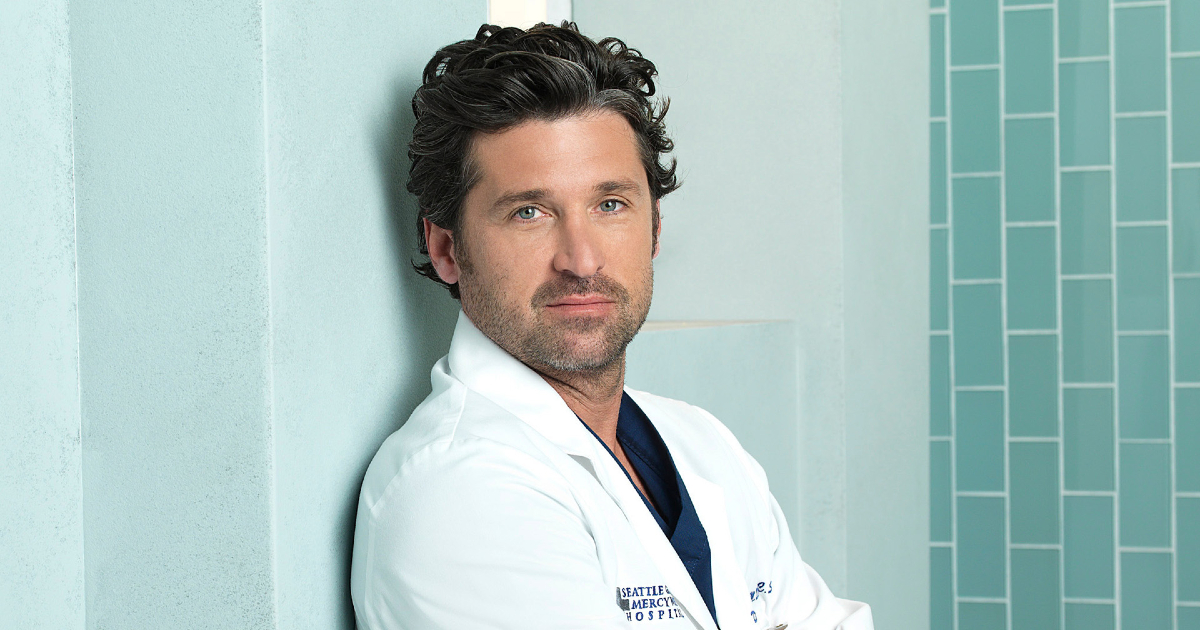 patrick dempsey è poggiato su un muro in camice da medico - nerdface