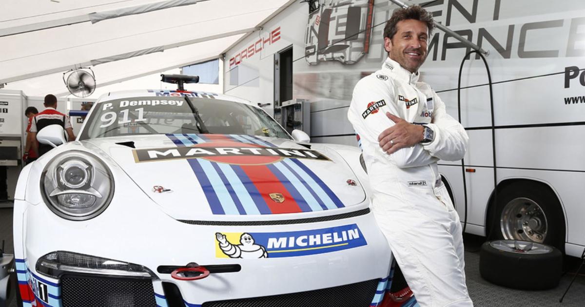 patrick dempsey è poggiato su una porsche da corsa martini - nerdface