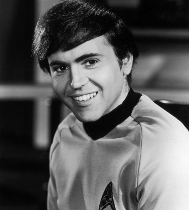 un ritratto in bianco e nero di walter koenig nei panni di chekov - nerdface