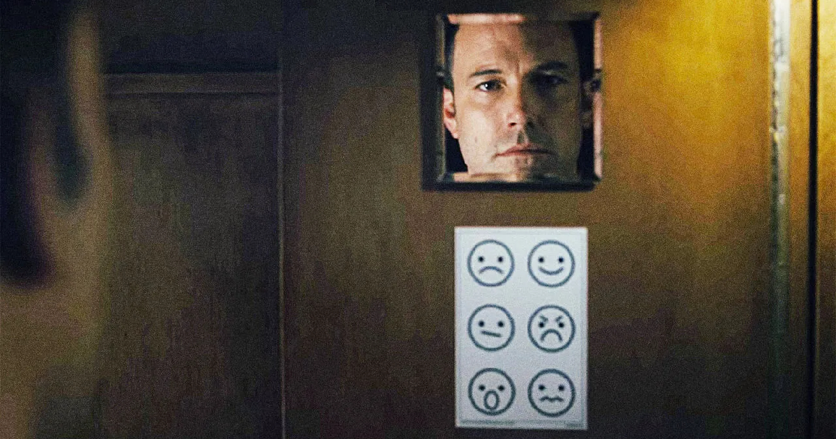 ben affleck dietro alcuni fogli disegnati con delle faccette in the accountant - nerdface