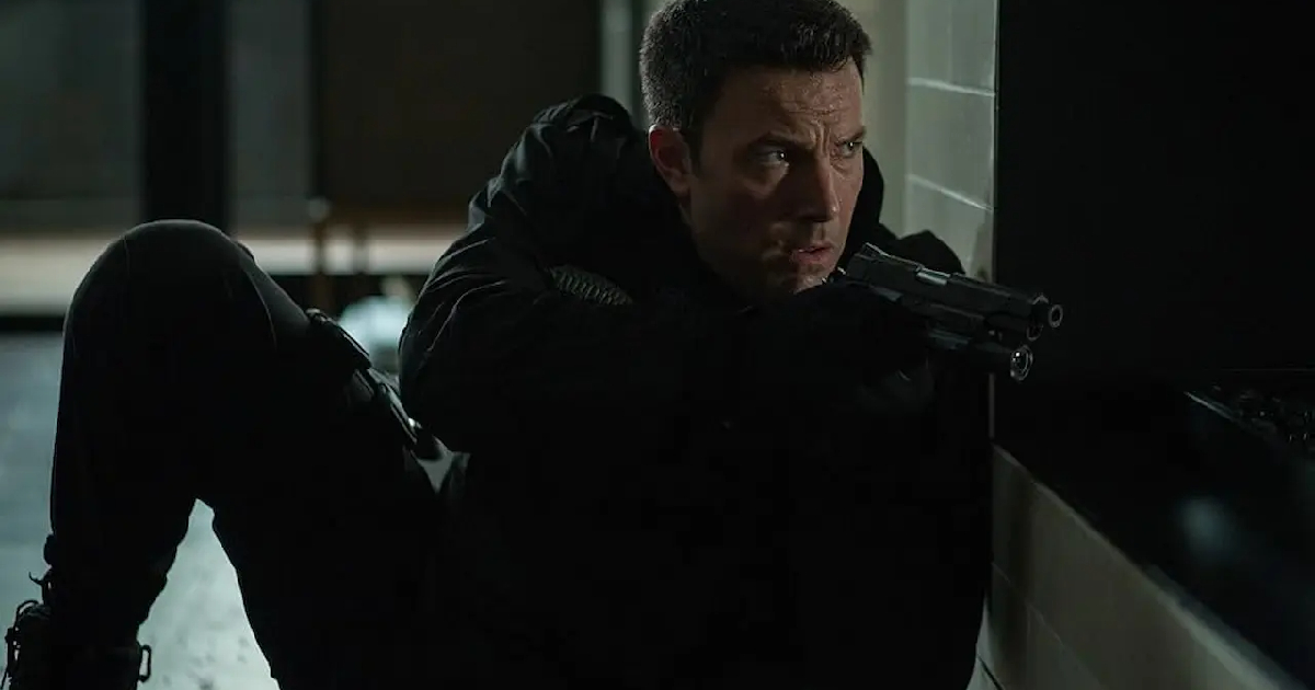 in the accountant, completamente vestito di nero, ben affleck è accovacciato addosso a un muro e imbraccia un fucile - nerdface