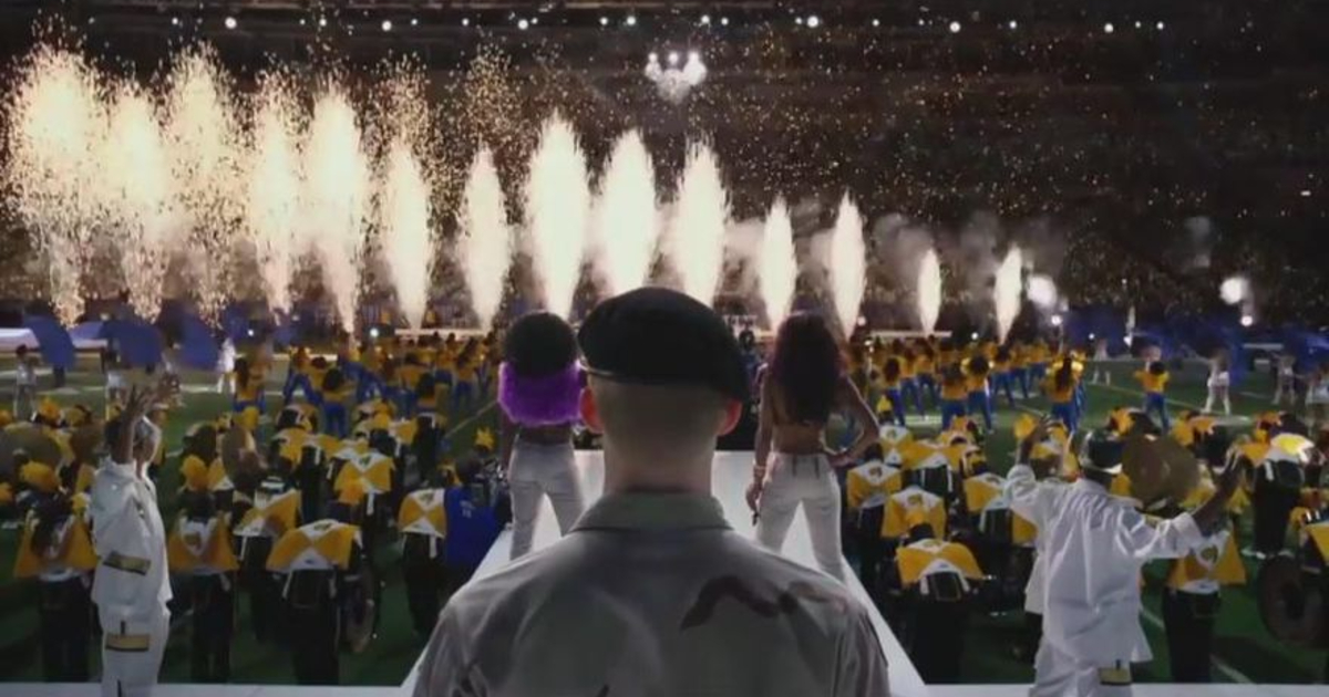 billy lynn è di spalle e osserva i fuochi di artificio in suo onore prima della partita di football - nerdface