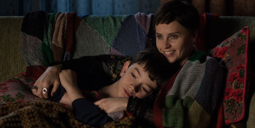 felicity jones abbraccia il conor in sette minuti dopo la mezzanotte - nerdface