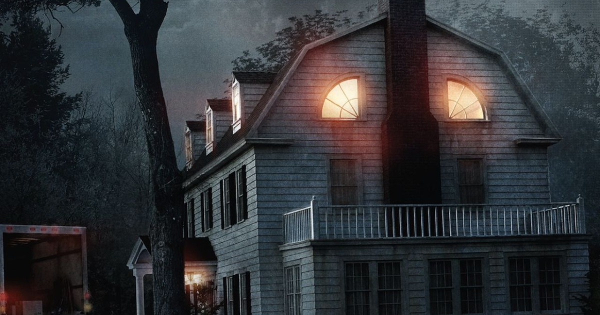 la casa di amityville in piena notte e con alcune finestre illuminate sembra un volto demoniaco - nerdface