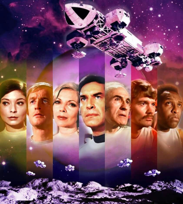 una fanart di spazio 1999 mette in collage i volti degli attori e sullo sfondo un'astronave in decollo - nerdface