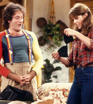 mork e mindy ballano insieme nel loro salone - nerdface