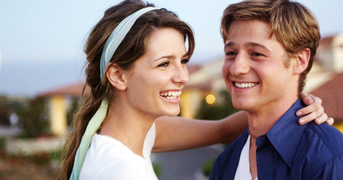 benjamin mckenzie in the oc si fa abbracciare sorridente dalla bella di turno - nerdface