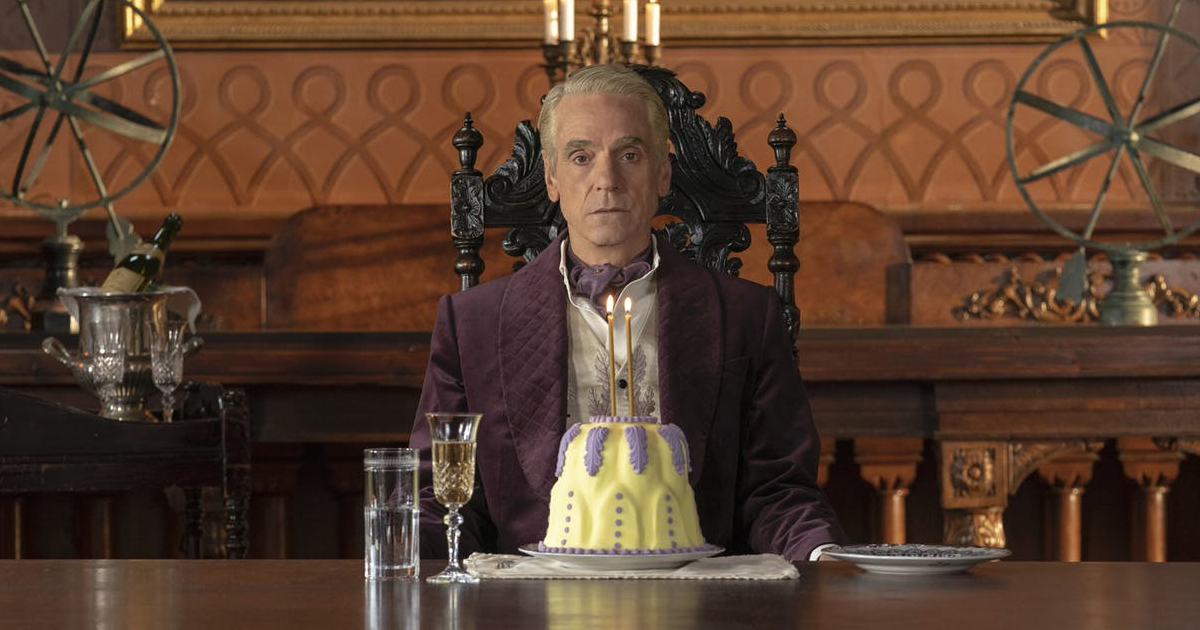 jeremy irons è adrian veidt, seduto in un lussuoso salotto con di fronte la torta di compleanno - nerdface