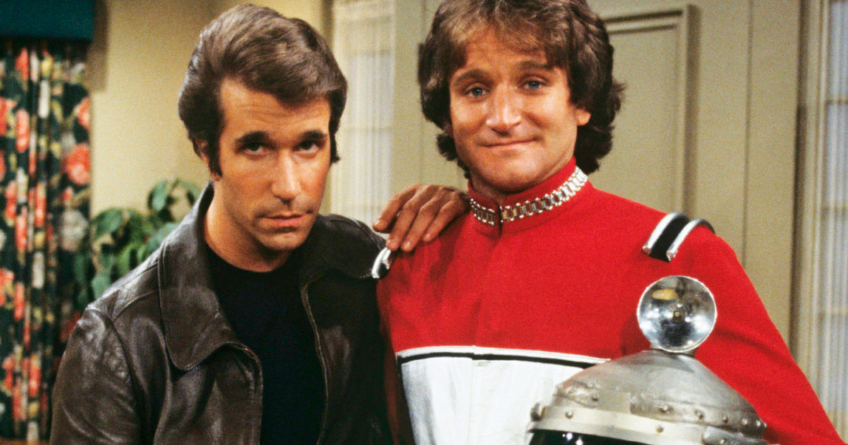 mork è in posa con fonzie, nell'episodio in cui apparve in happy days - nerdface