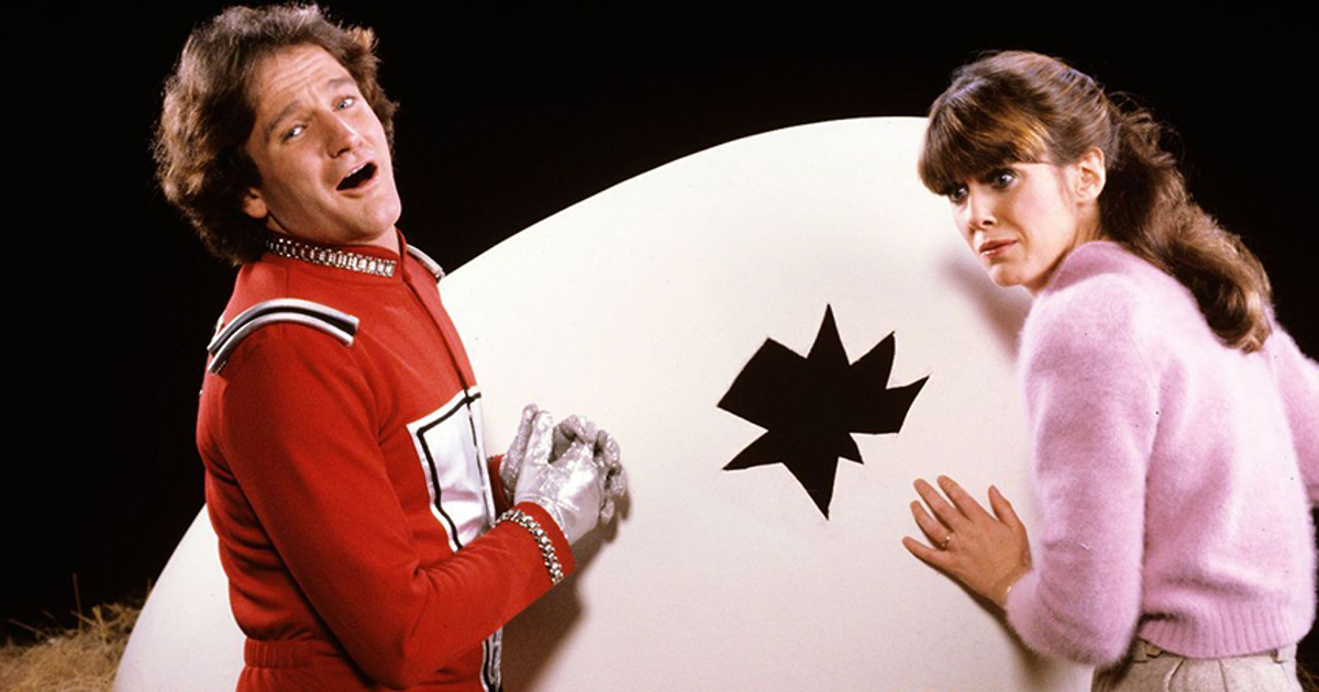 mork e mindy sono davanti alla nave spaziale a forma di uovo dell'alieno - nerdface