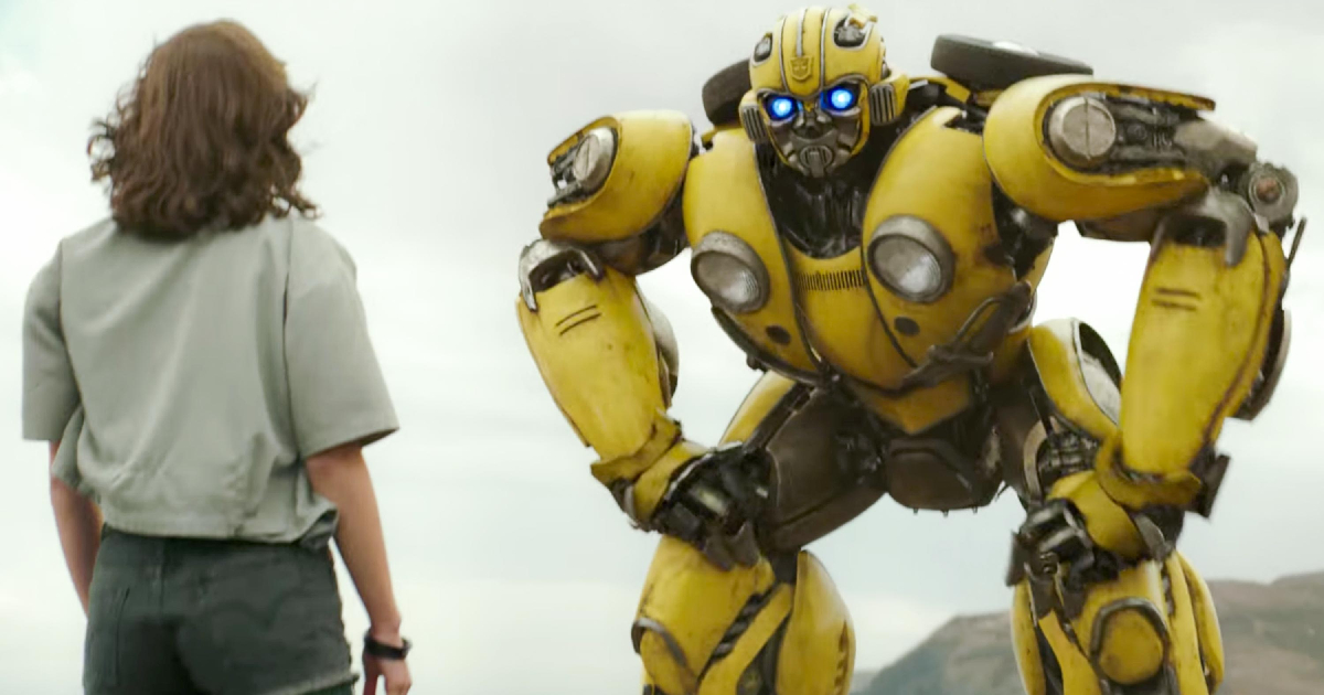 bumblebee osserva la sua amica umana - nerdface