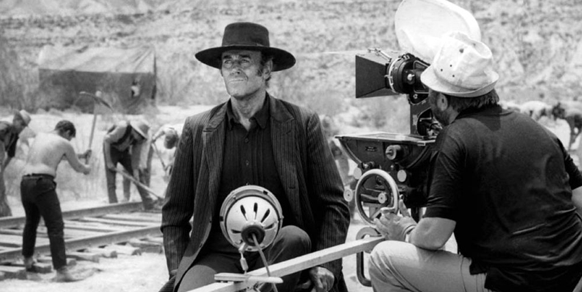 sergio leone dirige un attore sul set di un western - nerdface