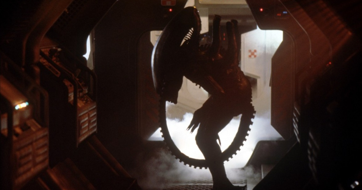 lo xenomorfo si scorge nel buio dell'astronave - nerdface