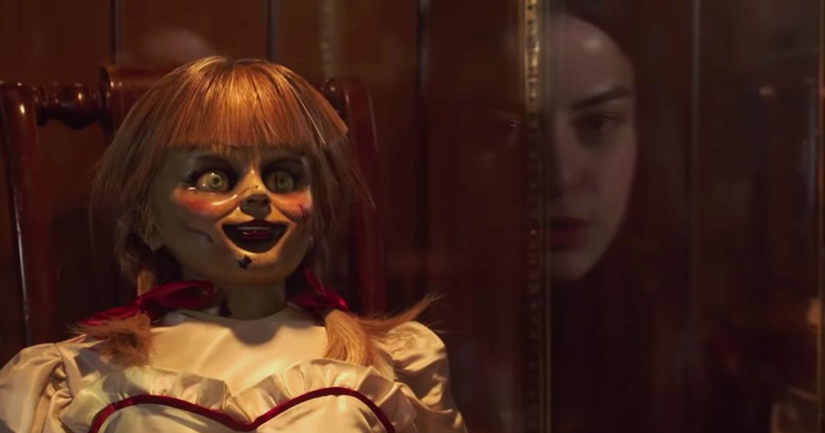 il riflesso di una bambina curiosa sulla teca di vetro di annabelle - nerdface