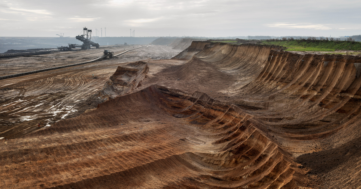 una macchina streattiva sta scavando un terreno, mordendo veri e propri pezzi di terra - nerdface