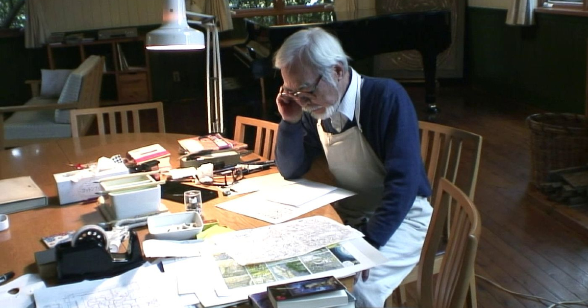 hayao miyazaki lavora al suo tavolo - nerdface