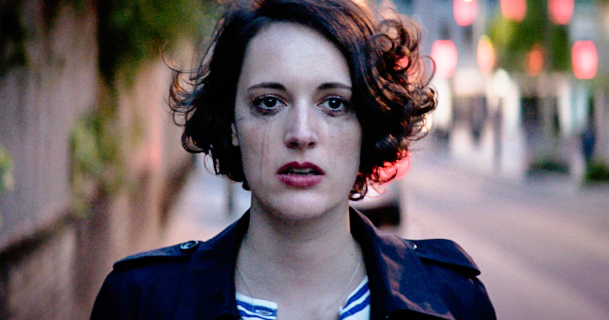 fleabag cammina per la strada e sta piangendo - nerdface