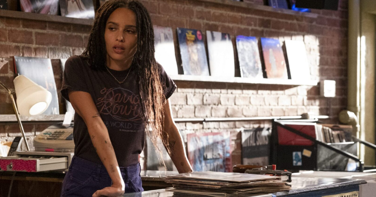 zoe kravitz e poggiata sul bancone del negozio con aria scocciata - nerdface