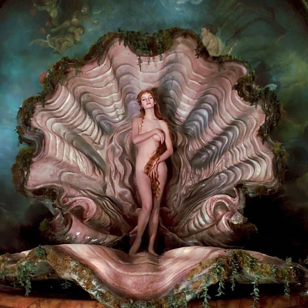 uma thurman è la venere che appare nella conchiglia delle avventure del barone di munchausen - nerdface