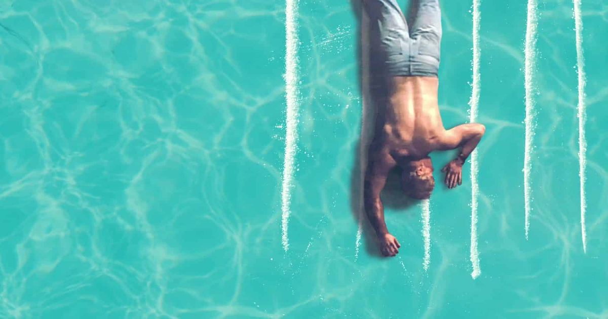la key art di white lines mostra il corpo di un uomo in una piscina che galleggia tra alcune strisce bianche di cocaina - nerdface