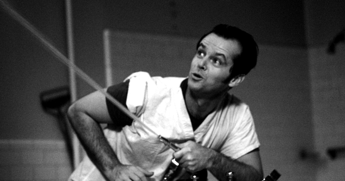jack nicholson spara un getto d'acqua in qualcuno volò sul nido del cuculo - nerdface