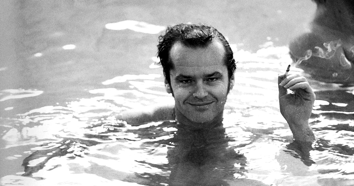 jack nicholson fuma una sigaretta mentre fa un bagno - nerdface