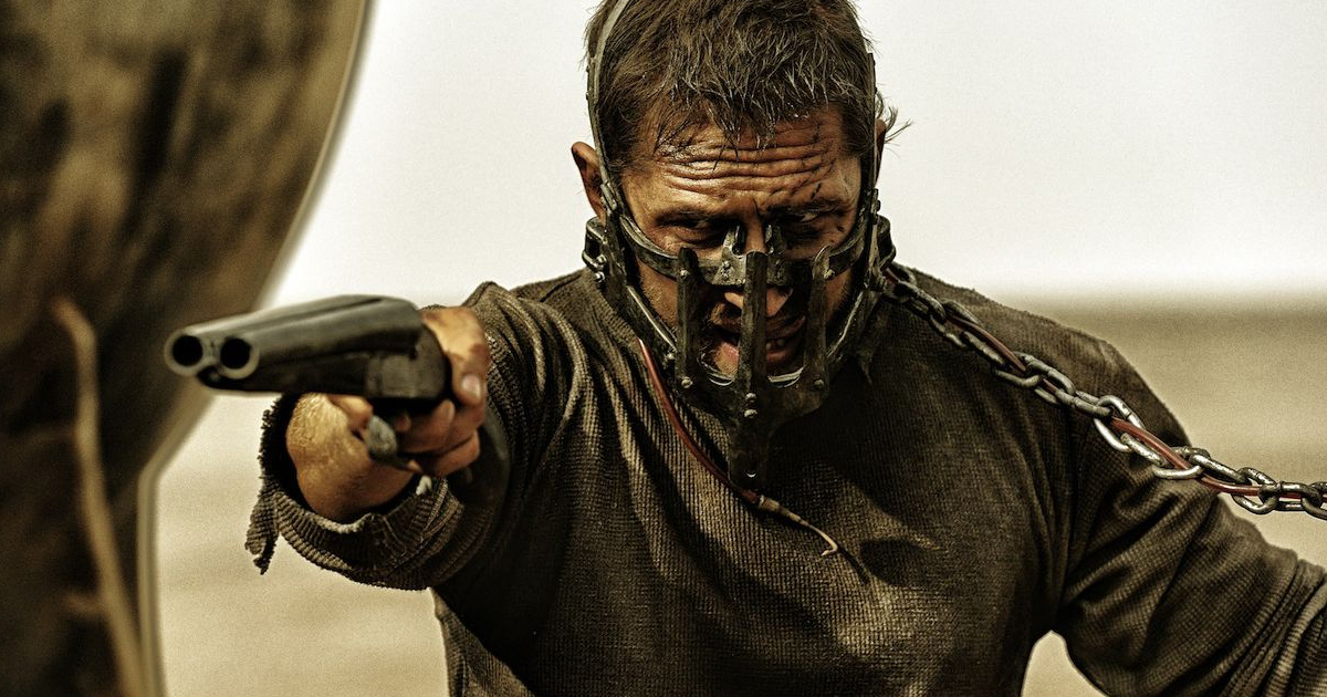 tom hardy in max è costretto da una maschera di ferro collegata a una catena che non gli impedisce però di puntare una doppietta contro qualcuno - nerdface