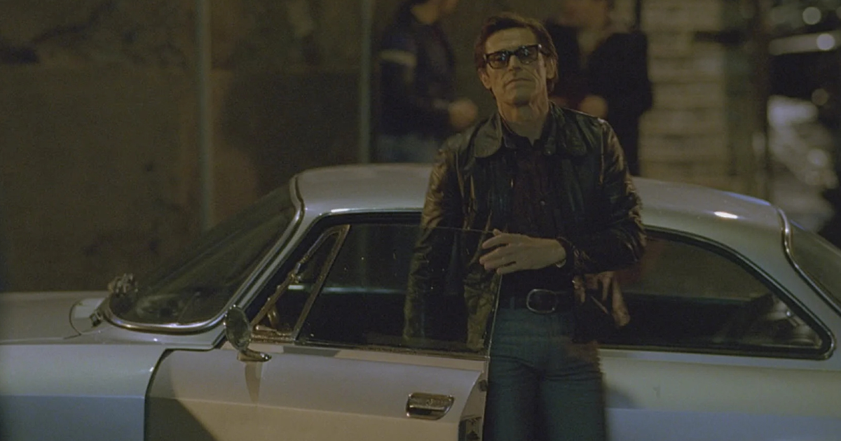 willem dafoe è pasolini e scende dall'auto - nerdface