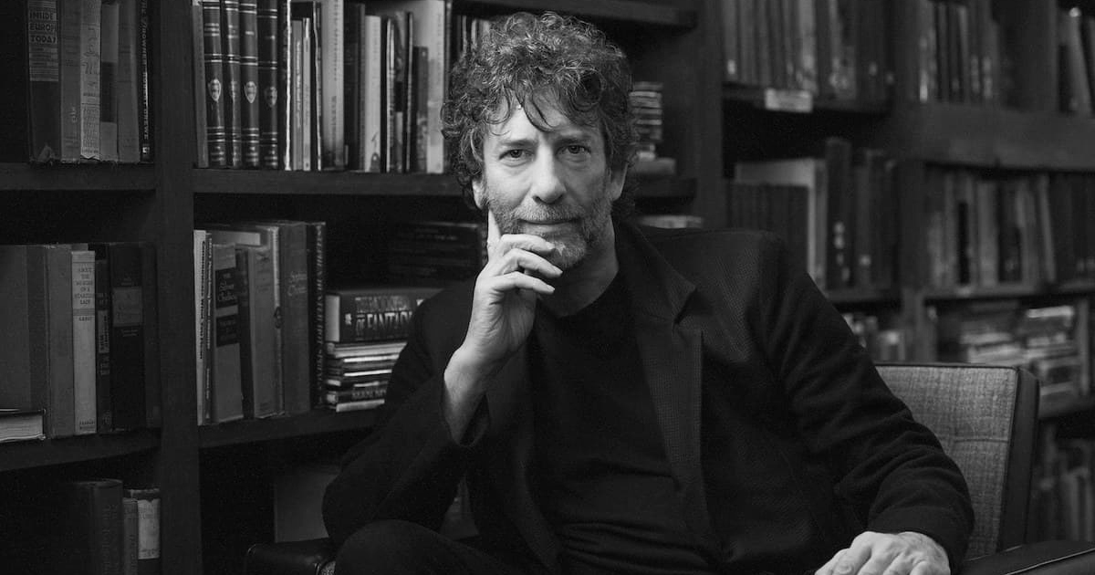 neil gaiman in un ritratto in bianco e nero davanti la sua libreria - nerdface