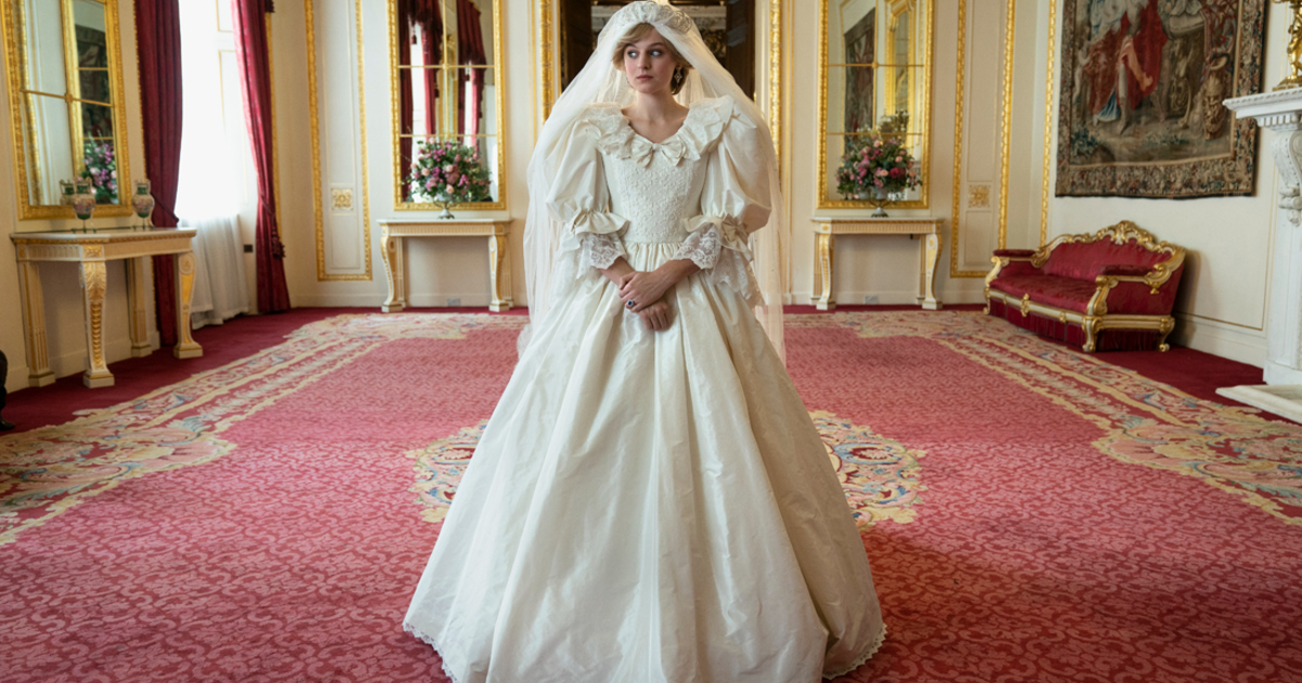 lady d vestita da sposa in una sala lussuosa del palazzo reale - nerdface