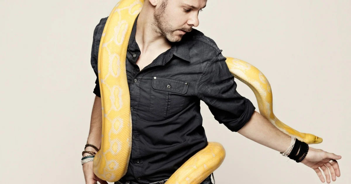dominic monaghan gioca con un serpente in wild things - nerdface