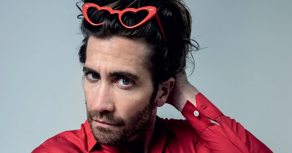 jake gyllenhaal indossa occhiali rossi a forma di cuore - nerdface