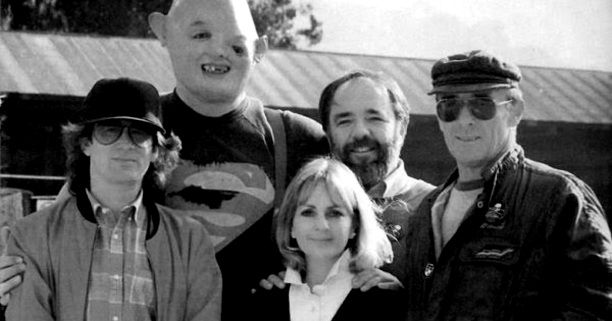 steven spielberg con sloth sul set dei goonies - nerdface