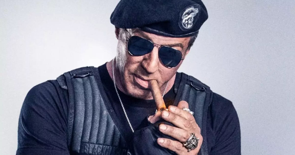 sylvester stallone si accende un siagro in expendables - nerdface