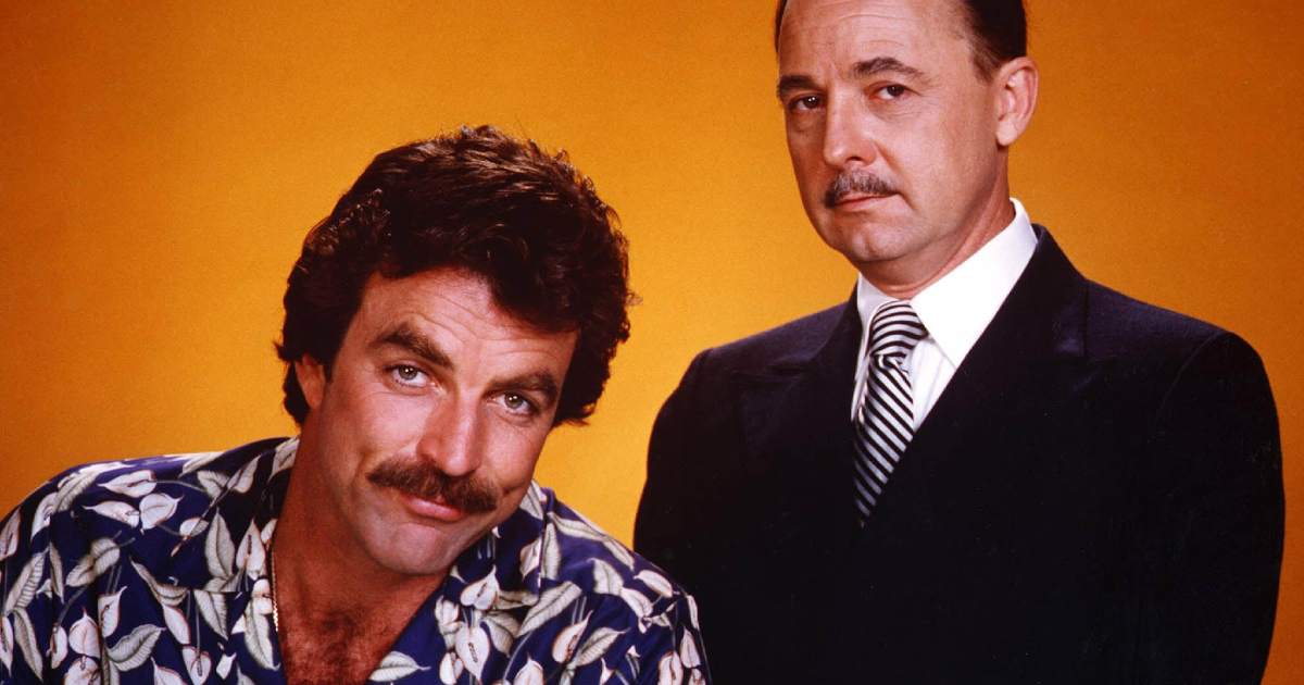 magnum pi e higgins sorridono a mezza bocca - nerdface