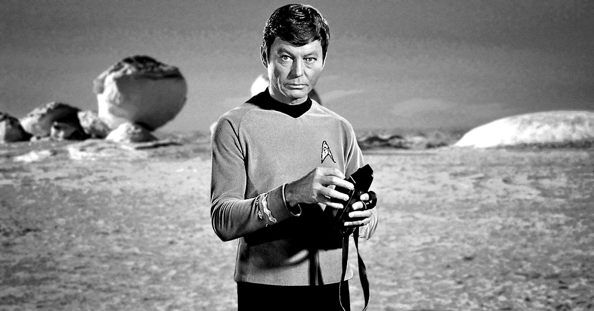 deforest kelley è bones e sta su un pianeta alieno - nerdface