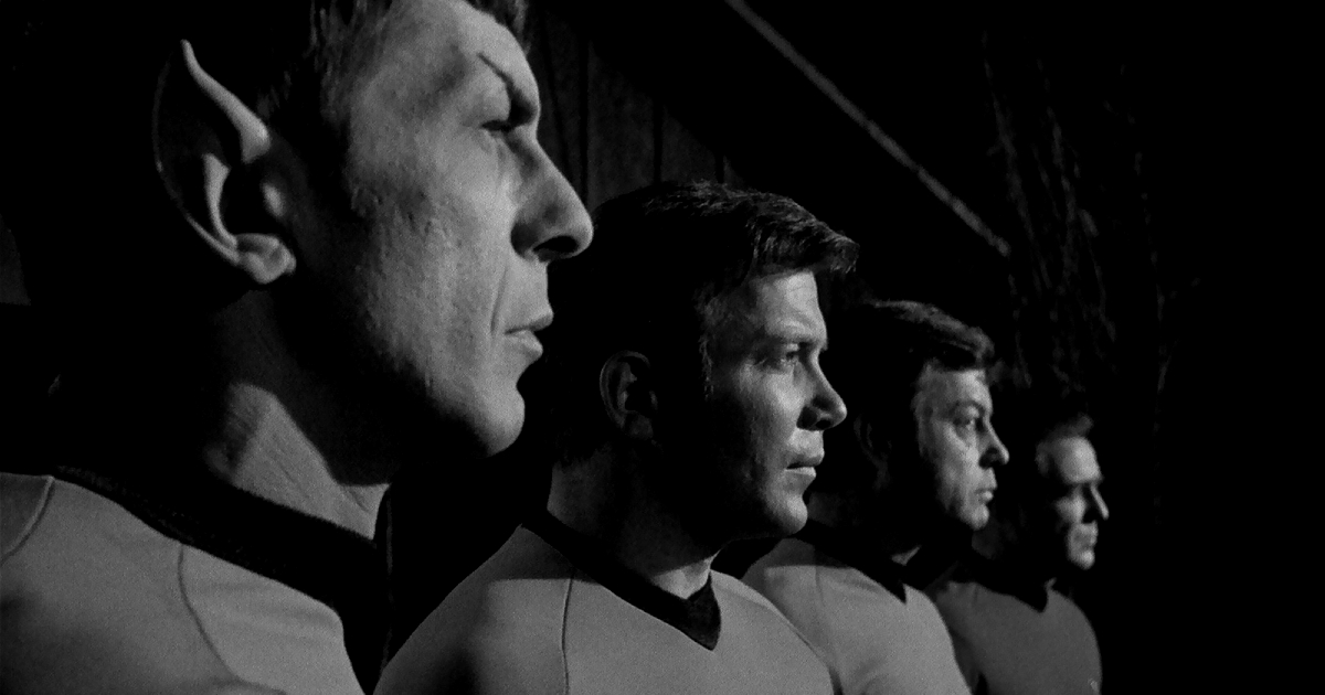 deforest kelley è col resto dell'equipaggio in una foto di profilo - nerdface