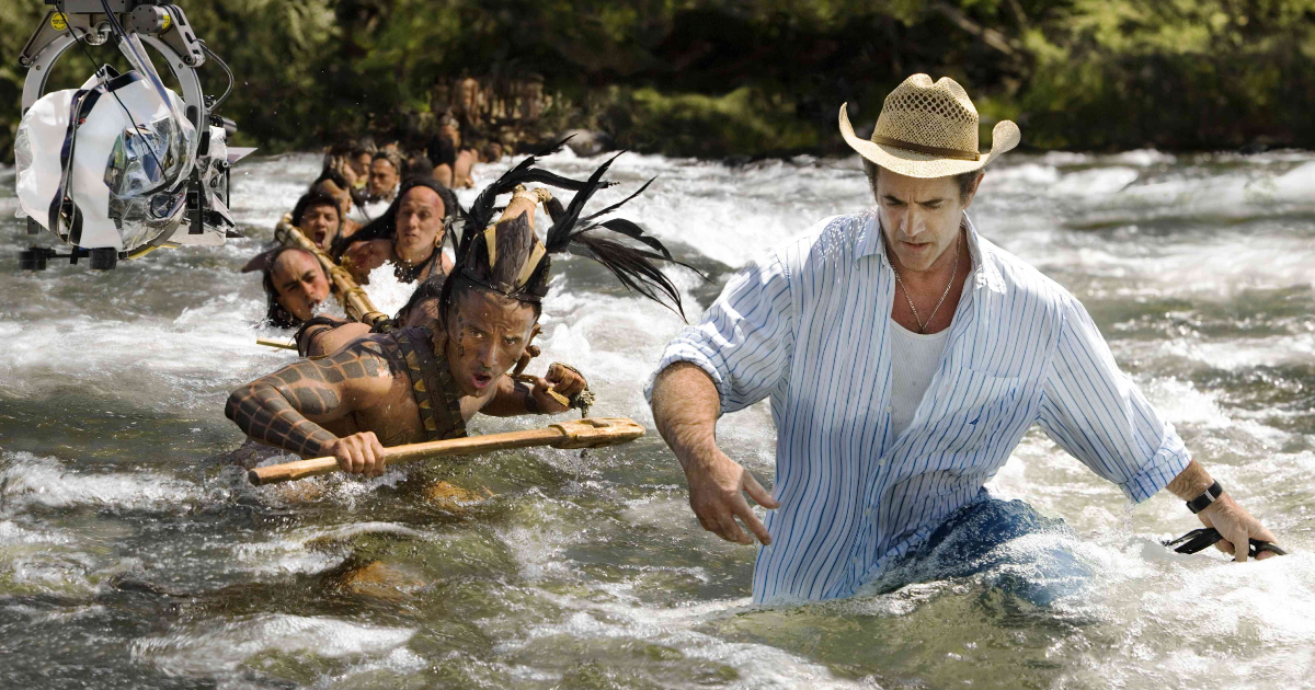 mel gibson guada un fiume insieme al cast indigeno di apocalypto - nerdface