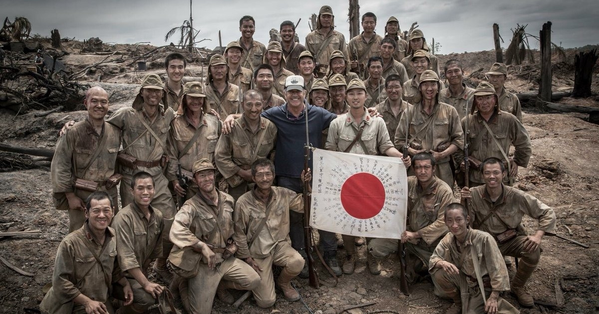 mel gibson in posa col cast giapponese de la battaglia di hacksaw ridge - nerdface