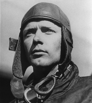 un ritratto di charles lindbergh con il casco e gli occhialoni da aviatore - nerdface