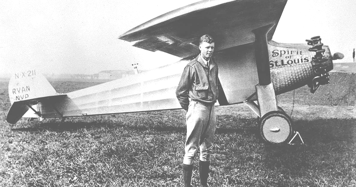 charles lindbergh in posa sotto lo spirit of saint louis - nerdface