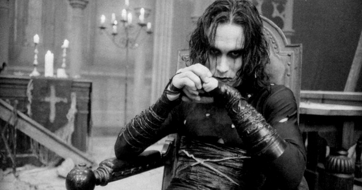 brandon lee è il corvo, si tiene le mani con sguardo gotico - nerdface