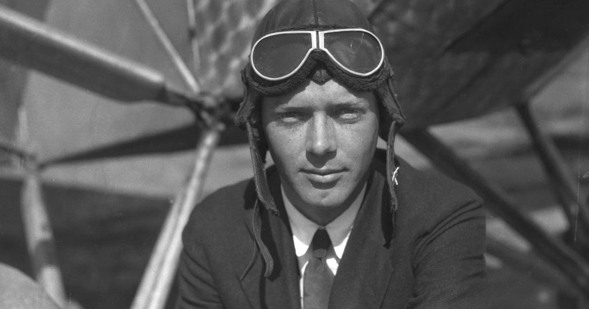 foto di charles lindbergh sotto la carlinga dello spirit of saint louis - nerdface