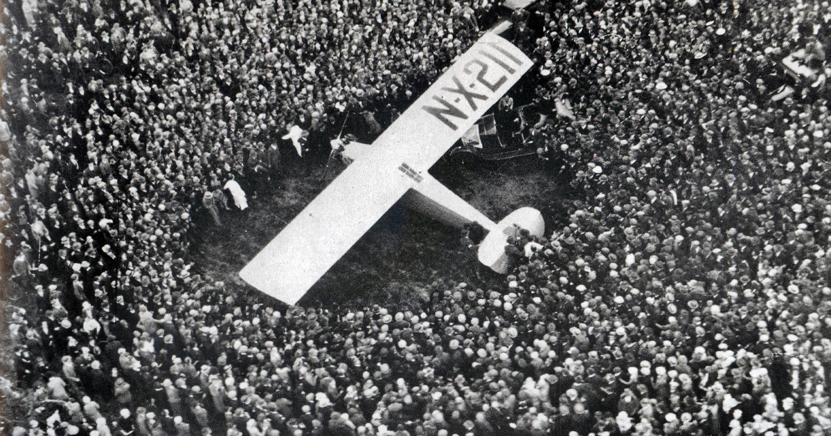 lo spirit of saint louis è circondato dalla folla di parigi per celebrare l'impresa di charles lindbergh - nerdface