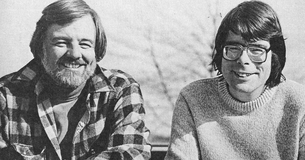 george a. romero e stephen king in una foto in cui sorridono insieme - nerdface